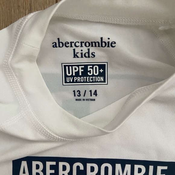 Abercrombie & Fitch Rashguard (kids 14, women’s small) 
Never worn, brand new - Picture 4 of 4